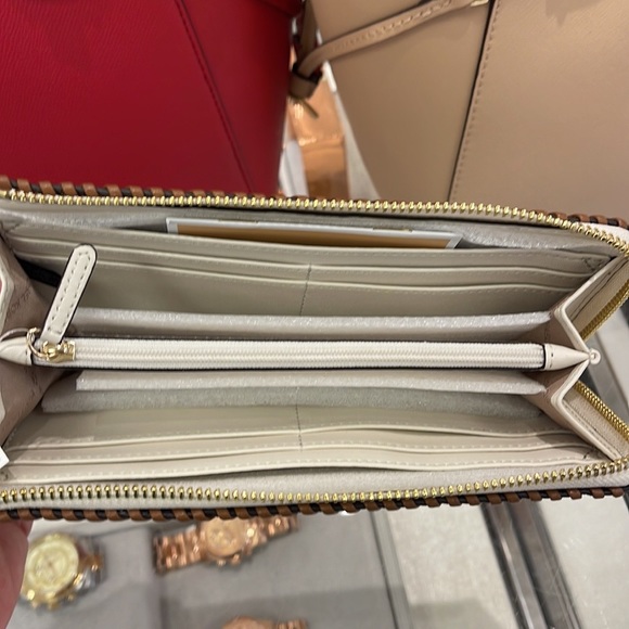 Michael Kors Jet Set Travel Large Pebble Leather Quarter-Zip Wallet
NWT - Picture 14 of 16